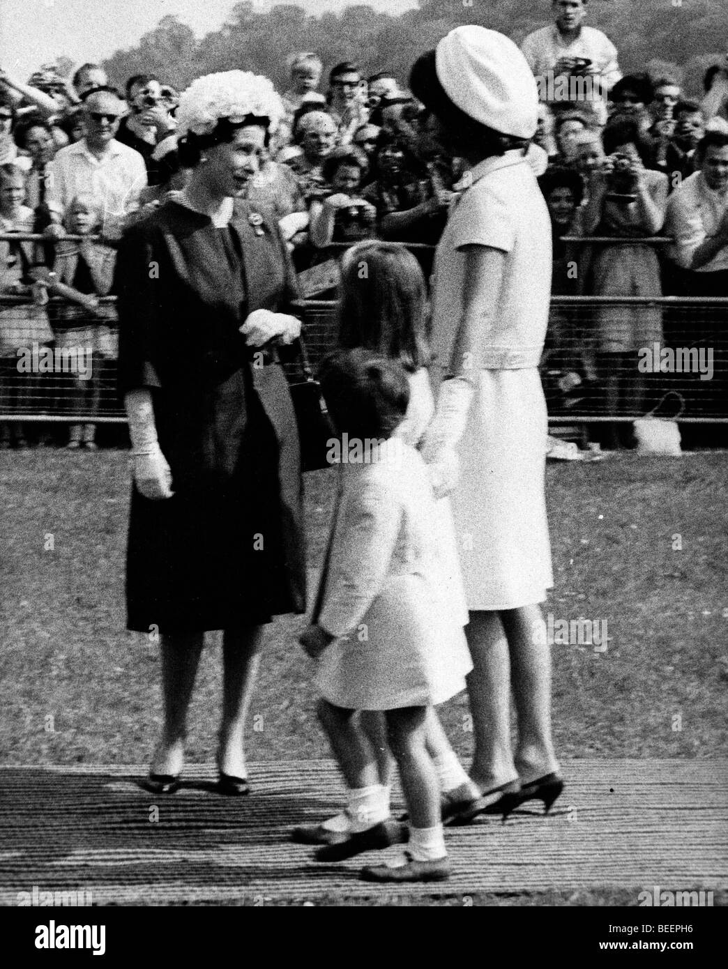 Jacqueline Kennedy und ihre Kinder im Gespräch mit der Königin an Präsident Kennedy Einweihung Gedenkstätte Stockfoto