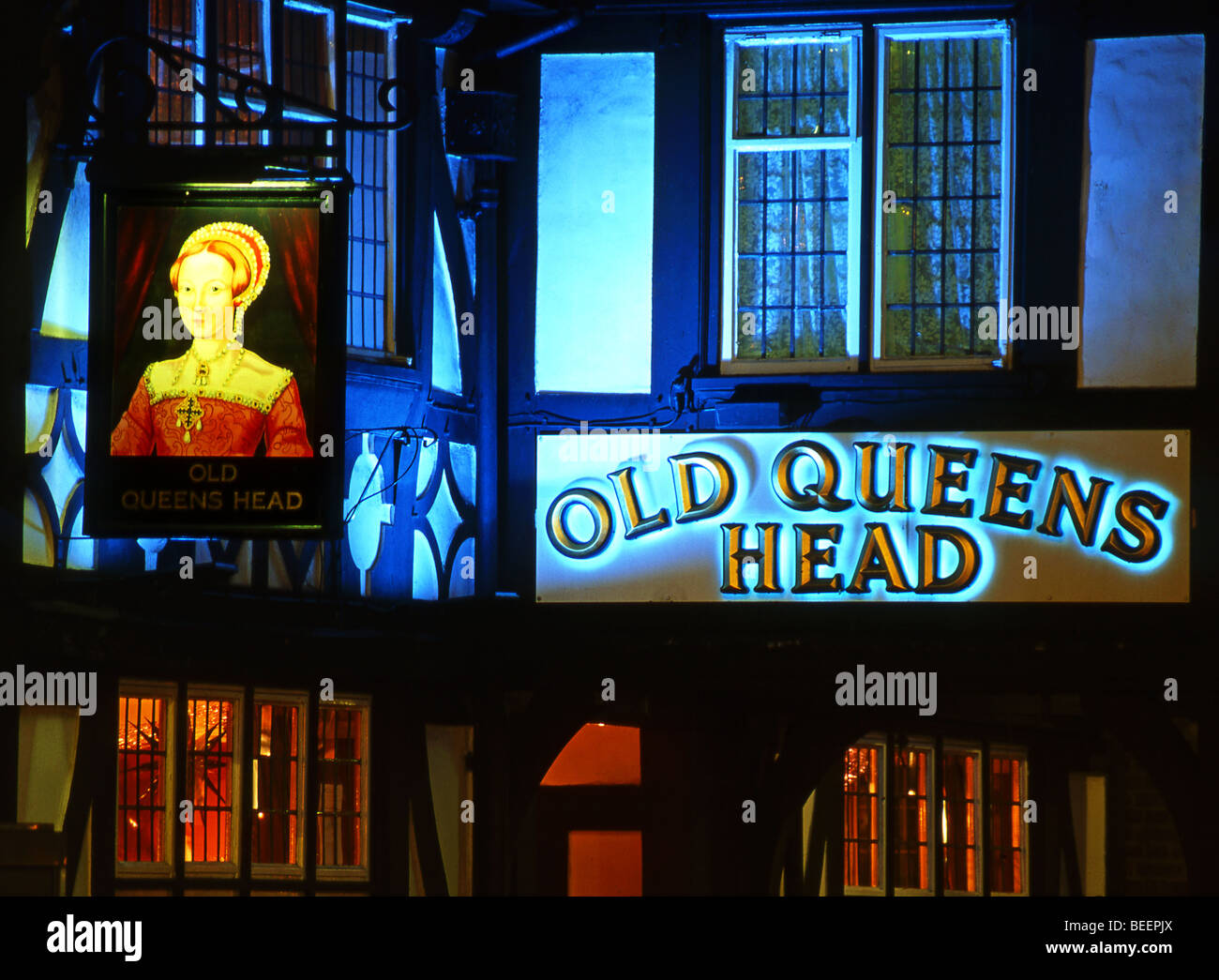 Die alten Königinnen Kopf Inn bei Nacht, Foregate Street, Cheshire, Cheshire, England, UK Stockfoto