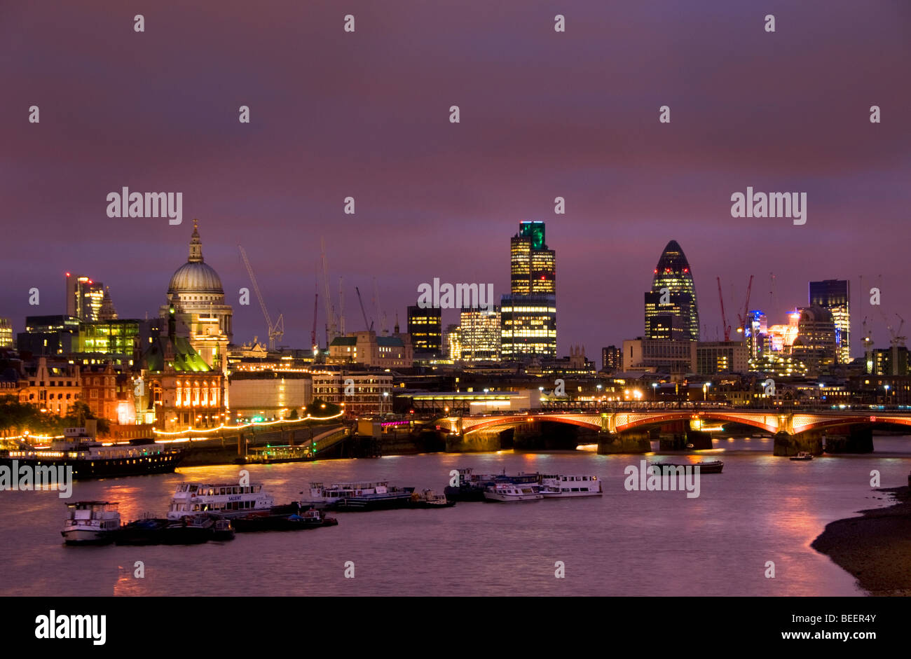 Die Skyline von London in der Abenddämmerung, UK Stockfoto