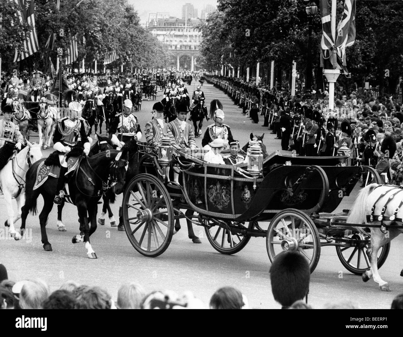 QUEEN ELIZABETH in Wagen mit YANG DI-PERTUAN AGONG Stockfoto