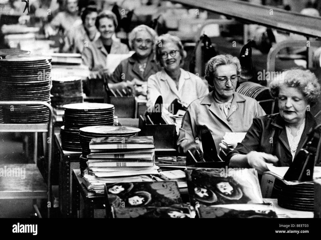 Frauen arbeiten in der EMI-Fabrik auf der Schlußetappe der Verpackung von Beatle Datensätze Stockfoto