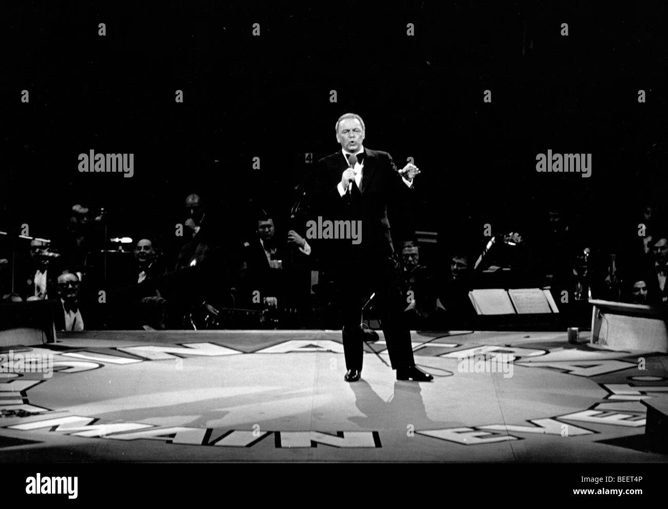 Sänger FRANK SINATRA singt in Konzert Stockfoto