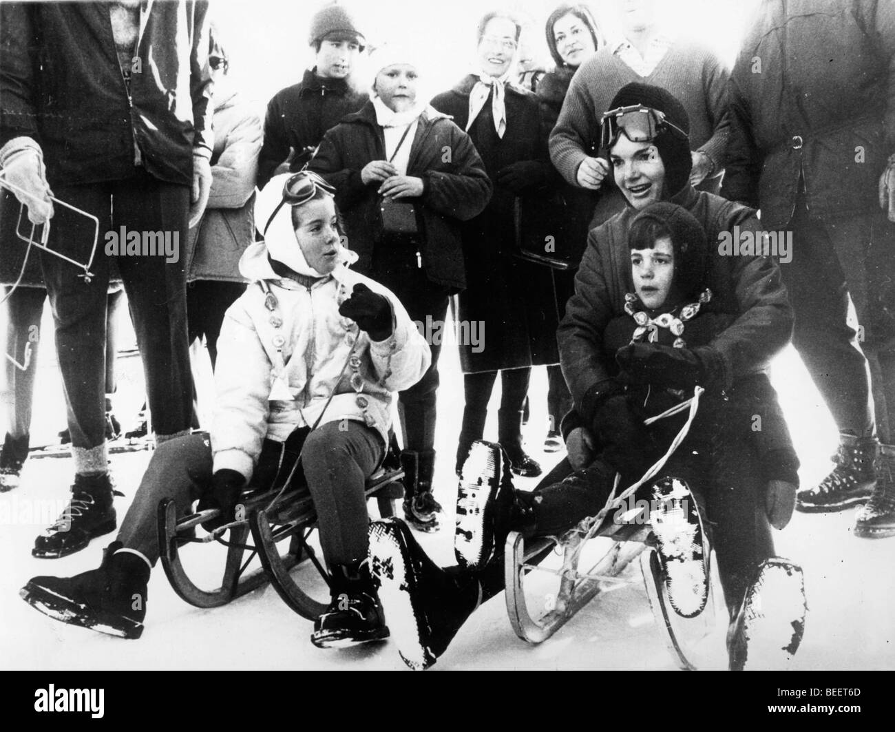 Präsidentengattin Jackie Kennedy Schlitten fährt mit ihren Kindern Stockfoto