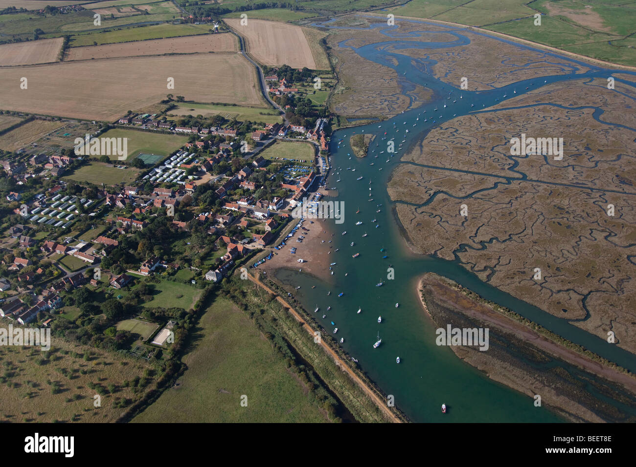 Luftaufnahme von Burnham Overy Dorf im Spätsommer Norfolk UK Stockfoto