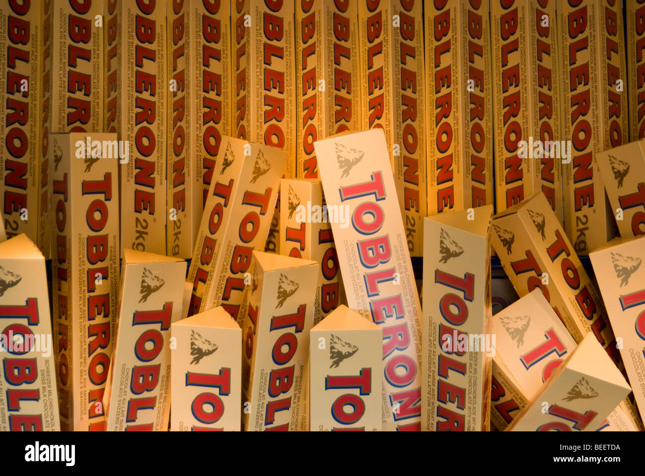 Riesige Größe Toblerone Bars, senkrecht gestapelt Stockfoto