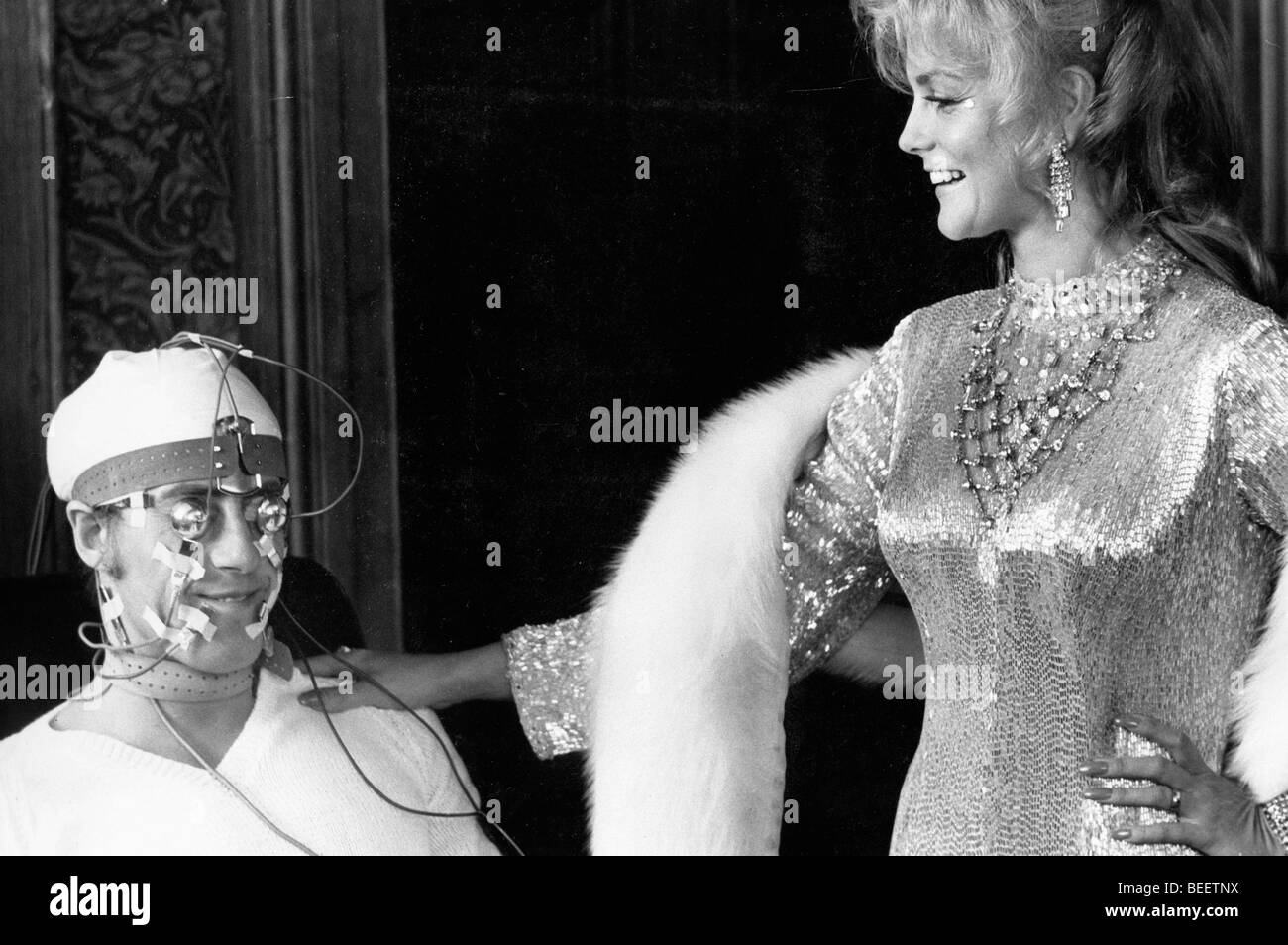 Sänger ROGER DALTREY, "Tommy" in der Rock-Oper mit dem gleichen Namen, genießt einen Witz mit der Schauspielerin ANN MARGARET. Stockfoto