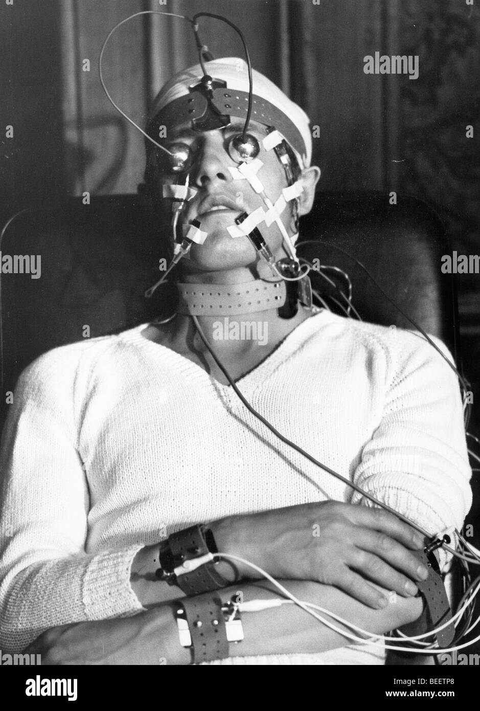 Schauspieler ROGER DALTREY liegt wieder bei verschiedenen Kabel um seinen Körper für den Teil von Tommy, die verschiedene Tests ausgesetzt ist Stockfoto