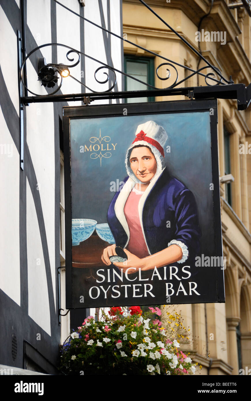 Sinclairs Austernbar im Dom Gates, Manchester, England, UK. Das Pub stammt aus dem Jahre 1720. Stockfoto