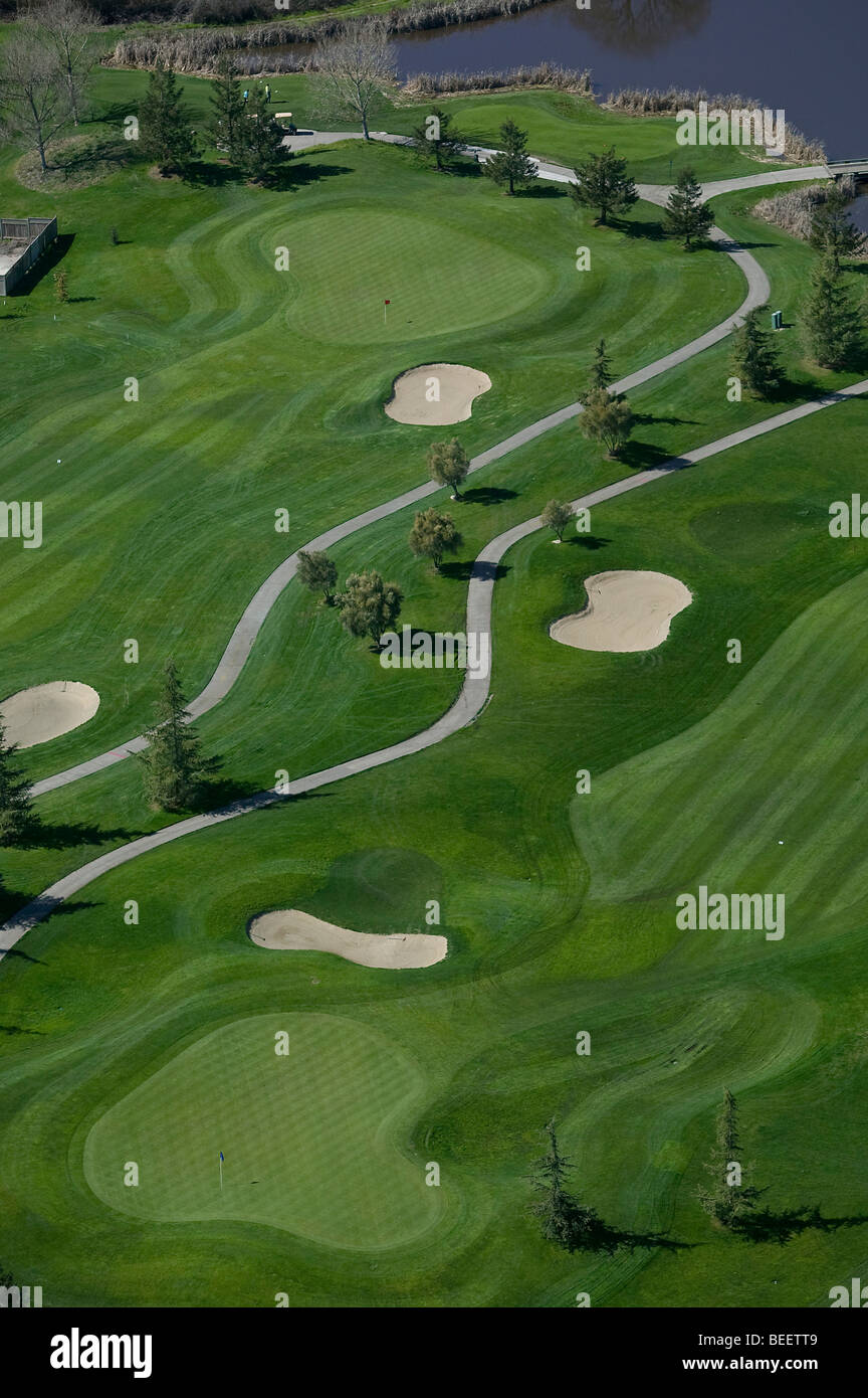 Luftaufnahme über grüne Fairways Sandfallen Wege Hahn laufen Golfplatz Petaluma California Stockfoto