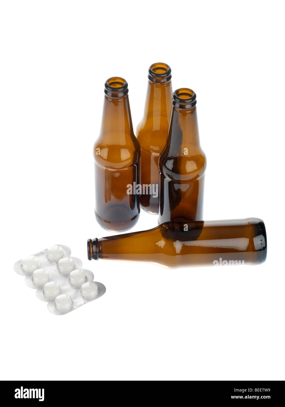 Leere Bierflaschen mit Pillen Stockfoto