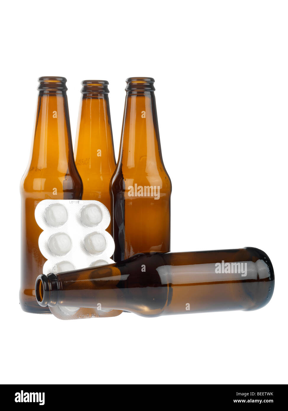 Leere Bierflaschen mit Pillen Stockfoto