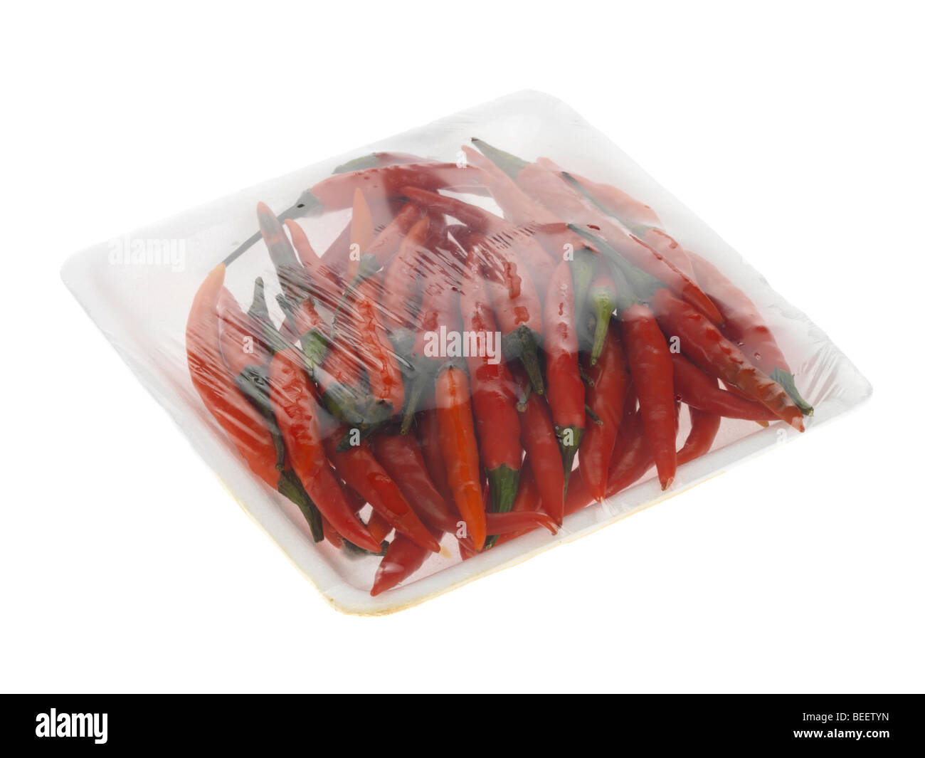 Schachtel mit frische rote Chilischoten Stockfoto
