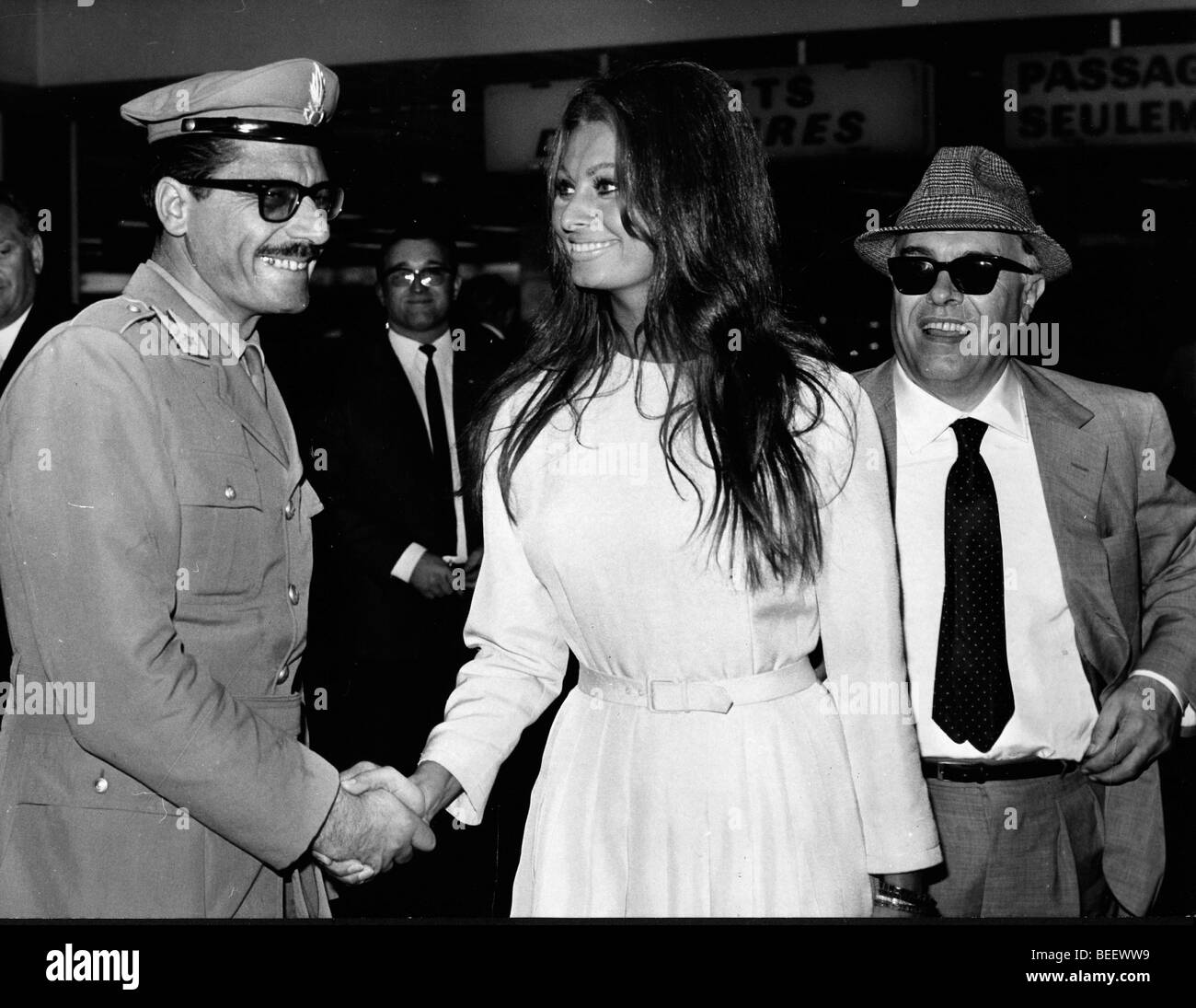 Schauspielerin Sophia Loren mit Ehemann Carlo Ponti in Paris ankommen Stockfoto