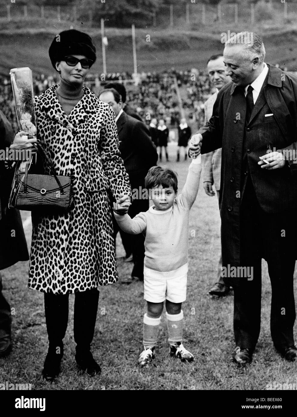 Schauspielerin Sophia Loren mit dem Minister für Tourismus bei einem Fußballspiel Stockfoto