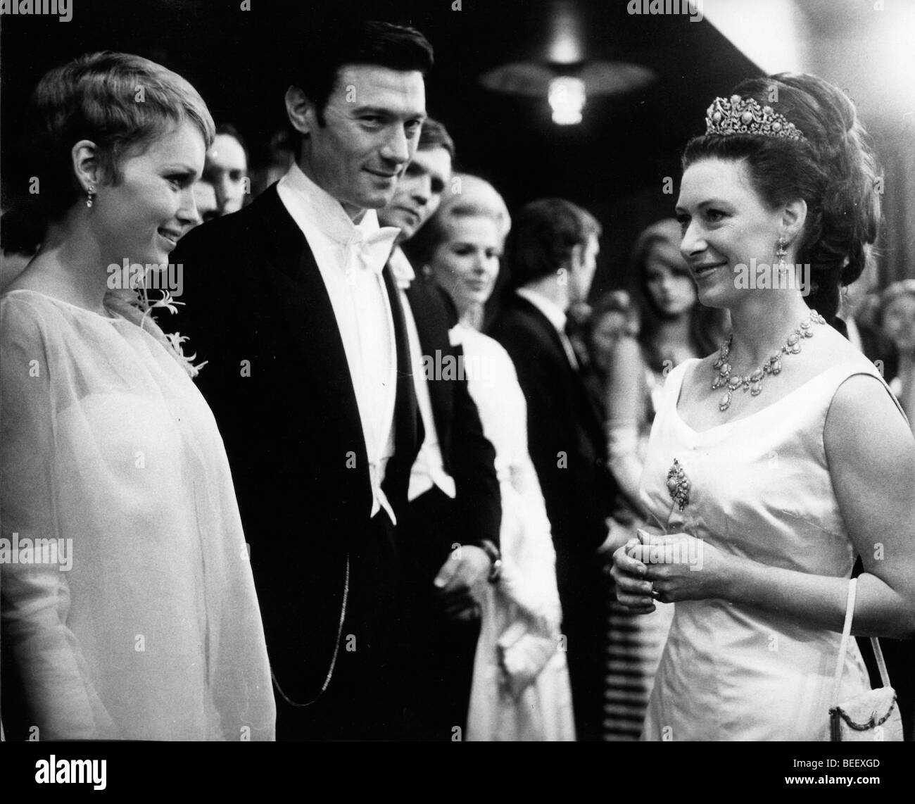 Schauspielerin Mia Farrow trifft Prinzessin Margaret an der Royal Film Performance Stockfoto