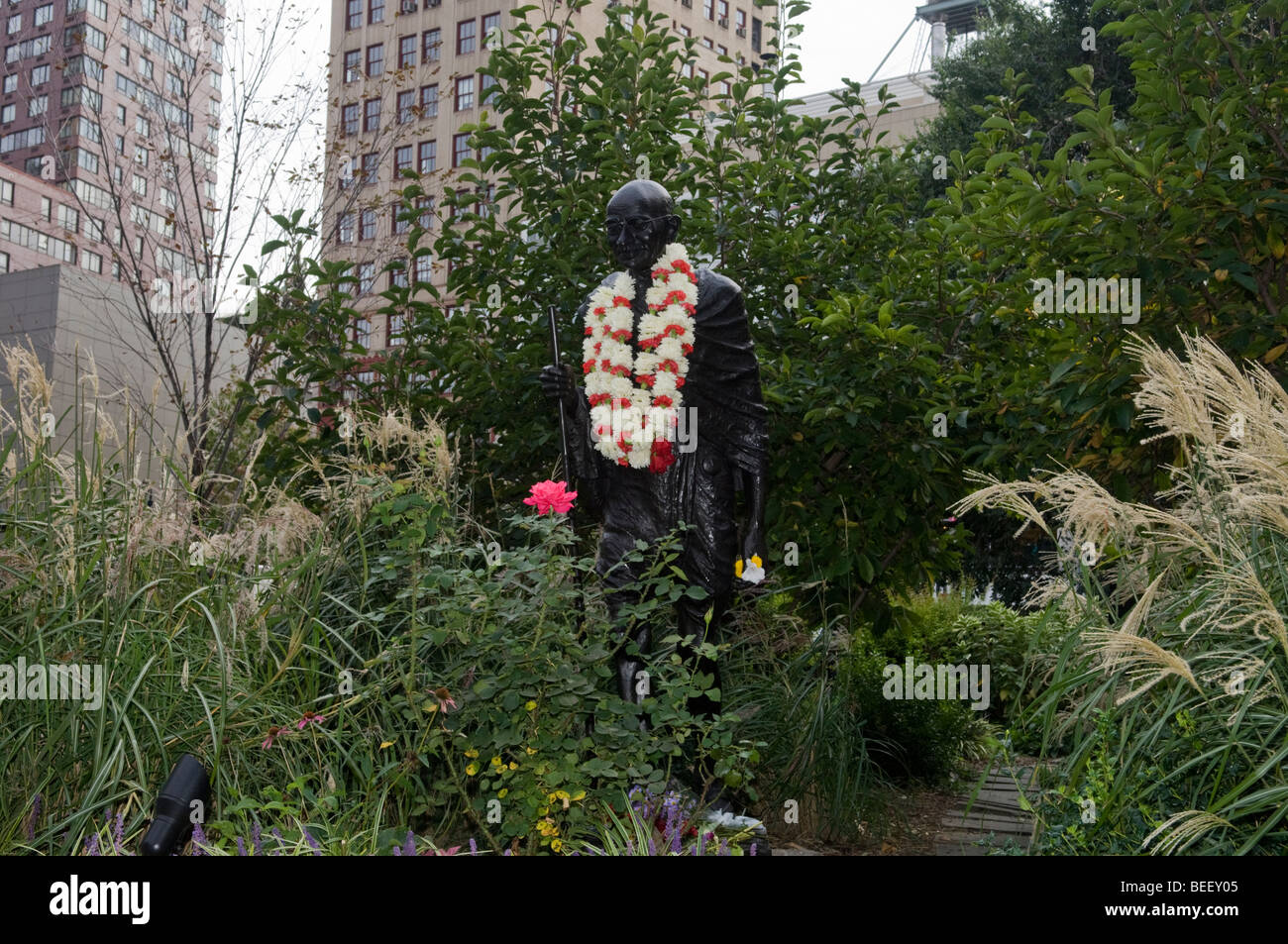 Die Mahatma-Gandhi-Statue in New York ist auf Freitag, 2. Oktober 2009 zu seinem Geburtstag mit Girlanden aufgehängt. Stockfoto