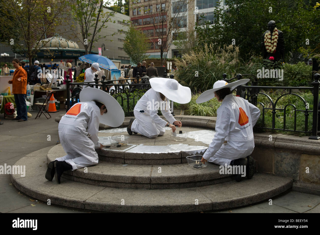 Stadt-Meditation-Crew erzeugt einen strahlenden Kreis der Silberfolie auf Ghandi es Geburtstag an der Gandhi-Statue in Union Square PK Stockfoto