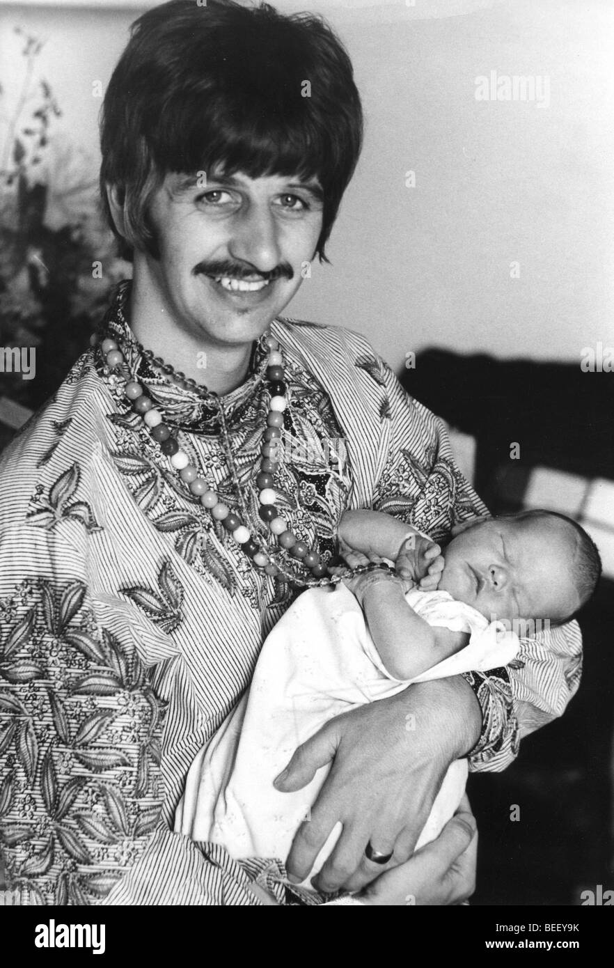 Beatle Ringo Starr halten seinen neugeborenen Sohn im Krankenhaus Stockfoto