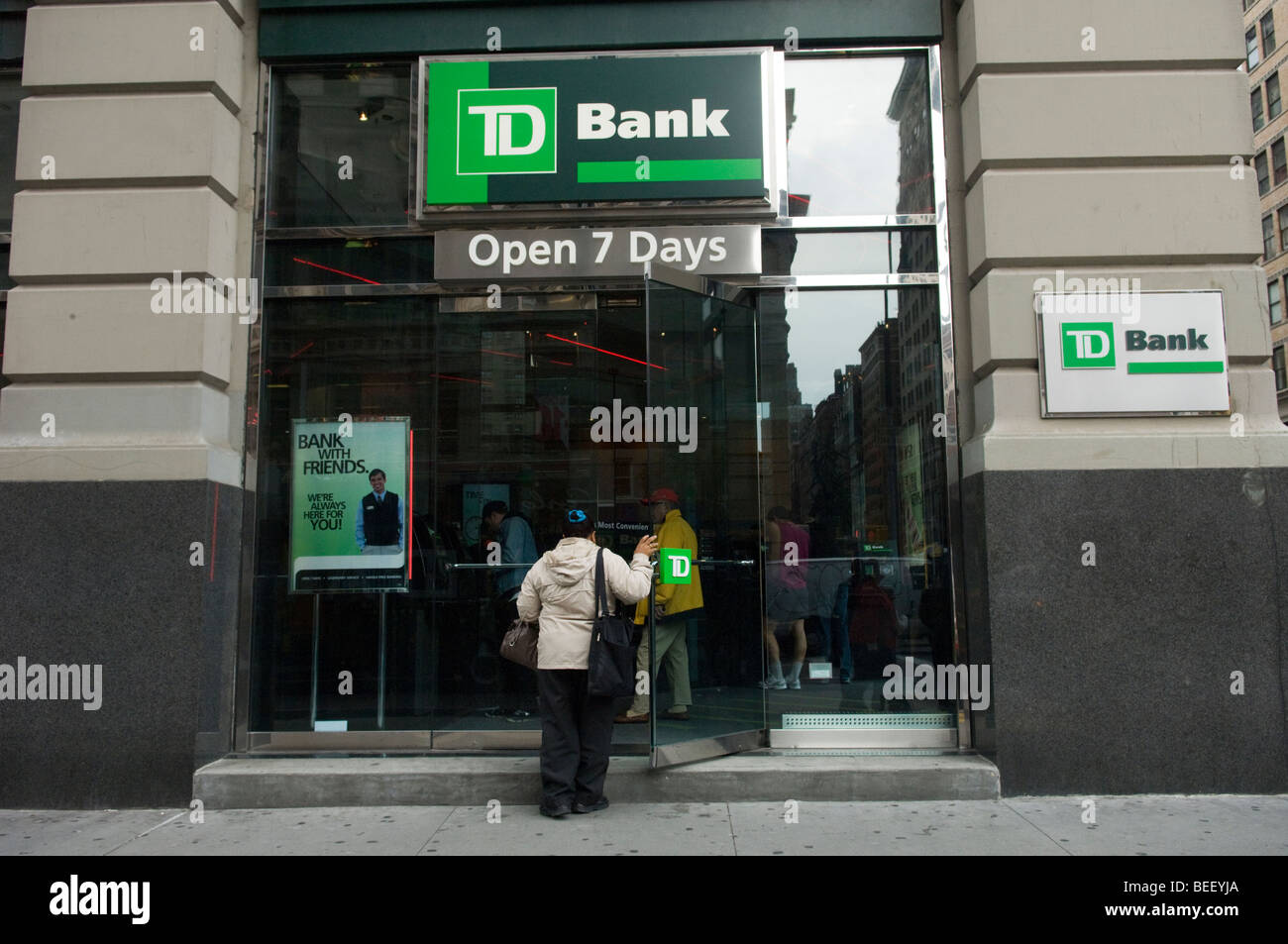 Eine Frau betritt ein td Bank in New York Stockfoto