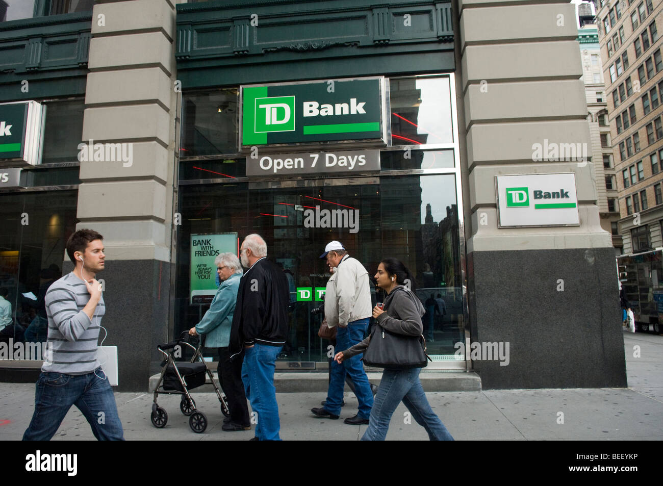Fußgänger pass ein td Bank in New York Stockfoto