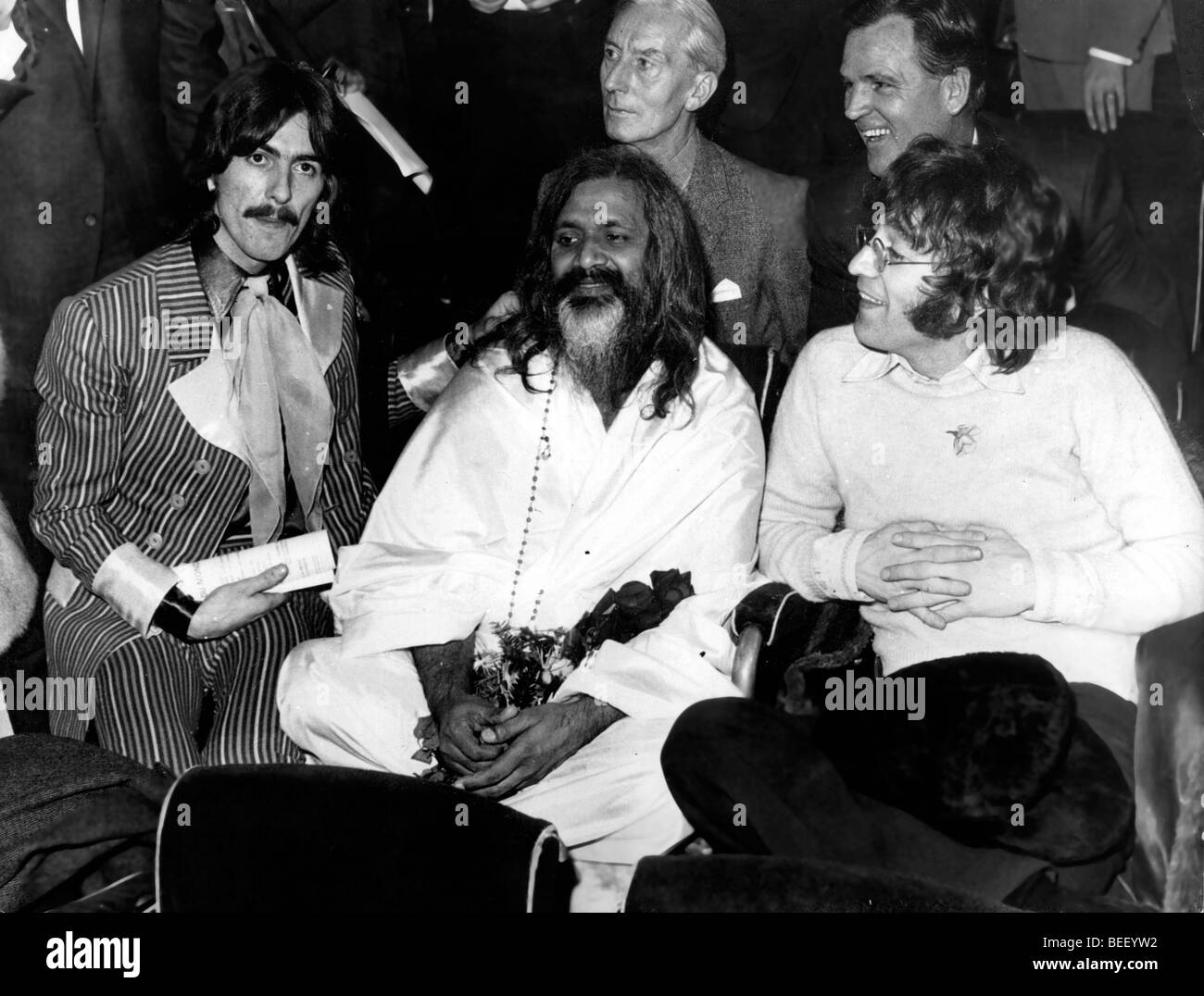 George Harrison und John Lennon mit Maharishi Mahesh Yogi an der jährlichen UNICEF-Gala Stockfoto