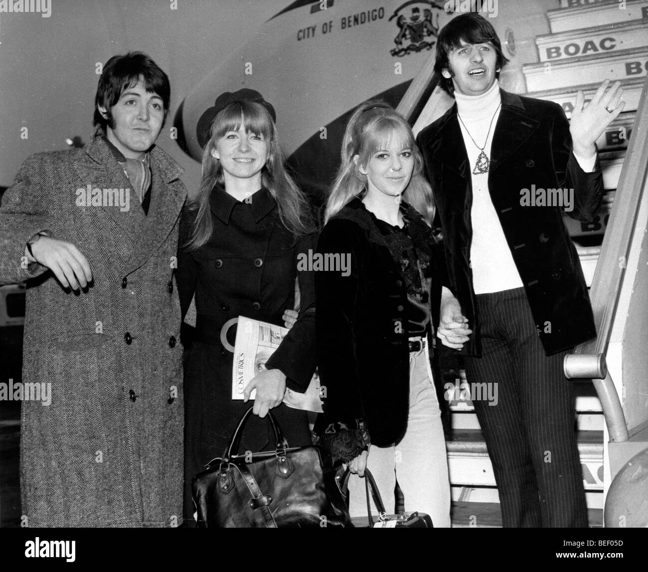 Die Beatles links, Paul McCartney und Ringo Starr, rechts, an Bord eines BOAC Fluges. Stockfoto