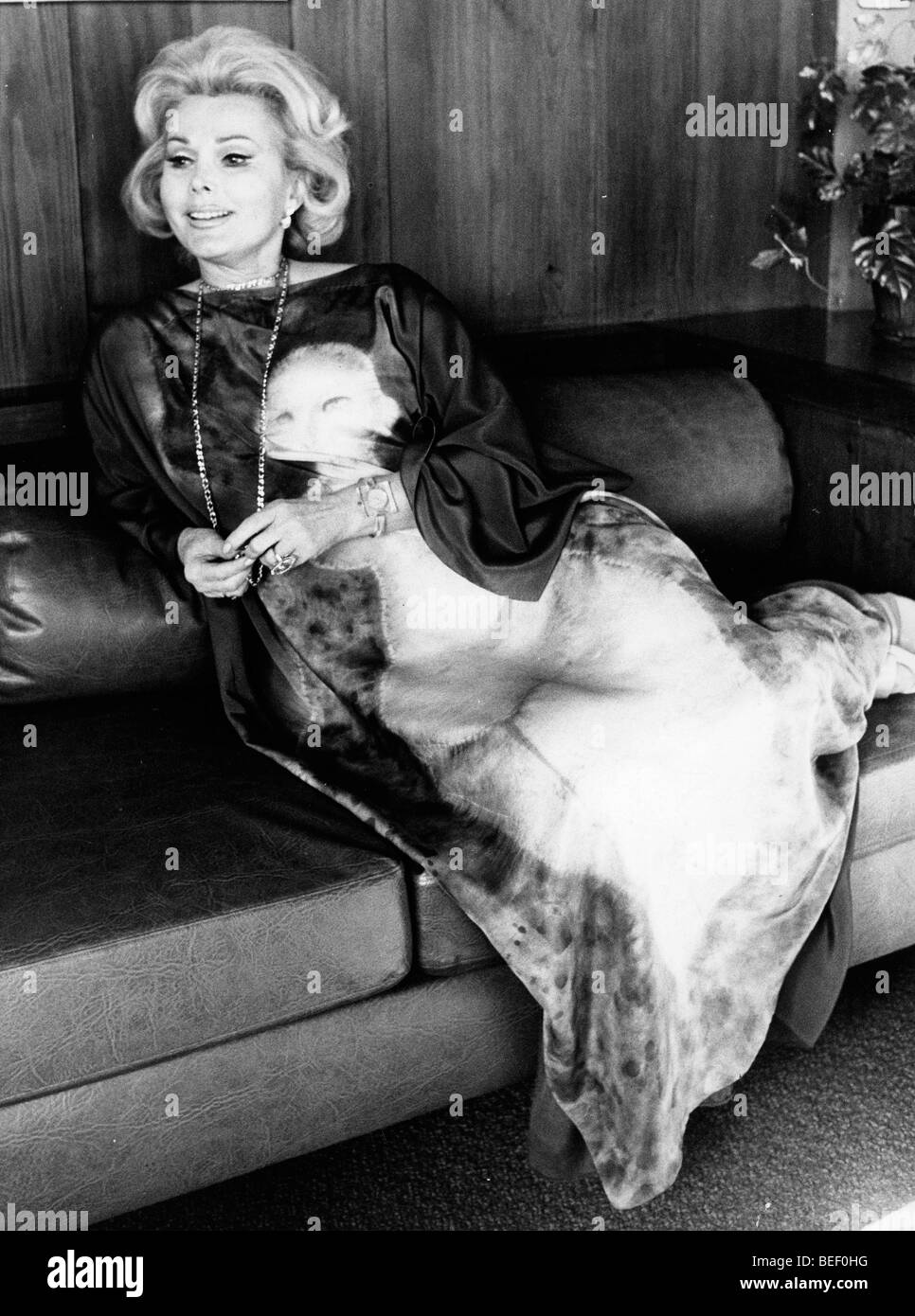 Schauspielerin und Zsa Zsa Zsa Gabor mit ihrem Hund in den 1970er Jahren. Stockfoto