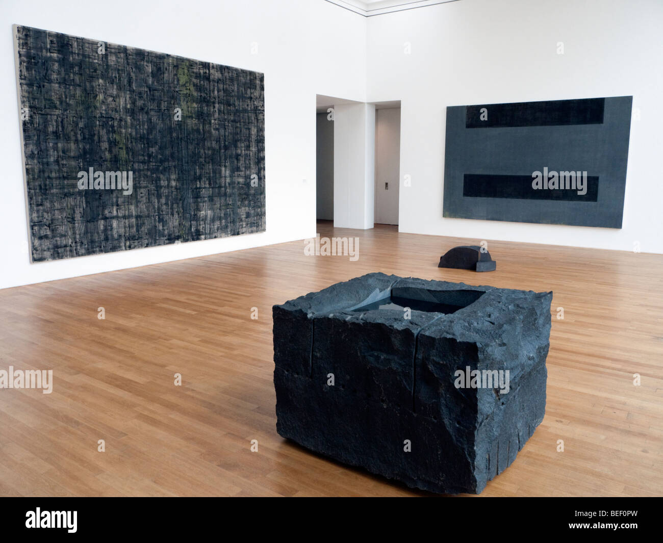 Moderne Kunst-Gemälde und Skulpturen im Kunstmuseum Bonn oder Kunstmuseum Bonn Stockfoto