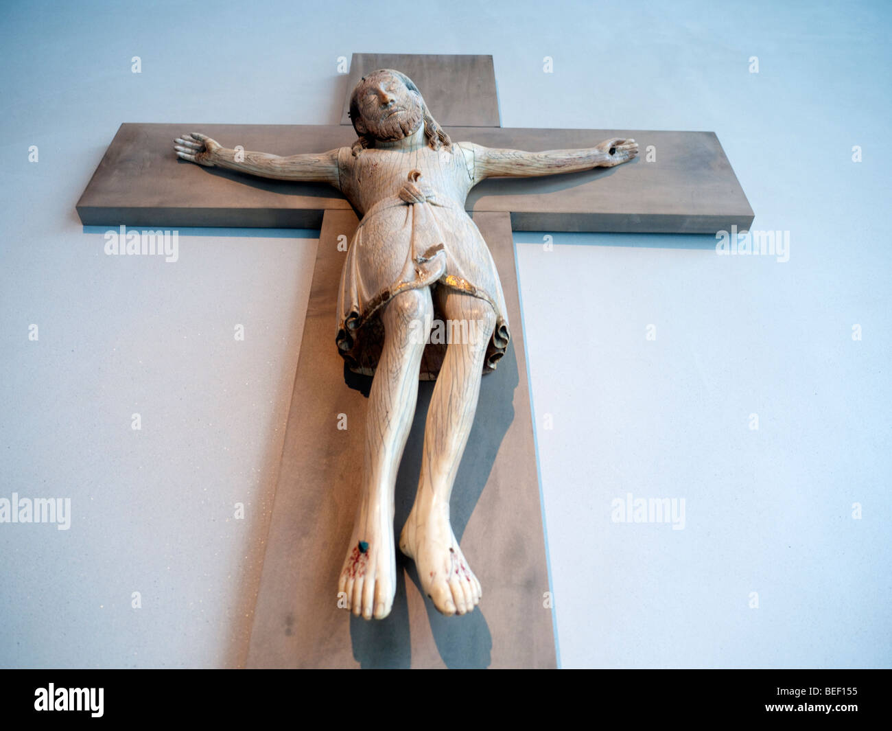 Mittelalterliche Holzstatue, die Kreuzigung im Kolumba Museum in Köln Stockfoto