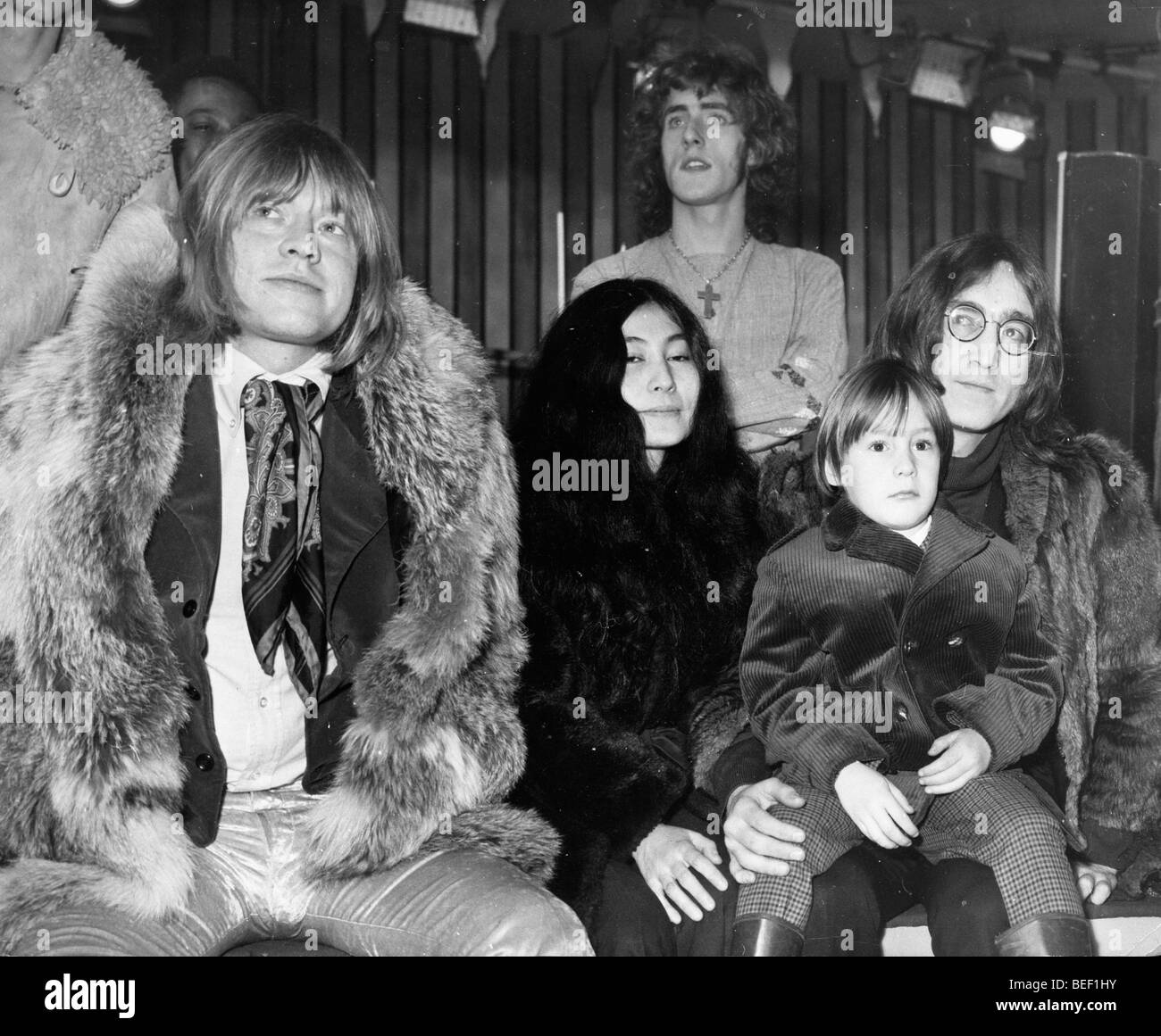 10. Dezember 1968; London, England, Vereinigtes Königreich; BRIAN JONES von der berühmten britischen Rockgruppe The Rolling Stones mit YOKO ONO, JULIAN Stockfoto
