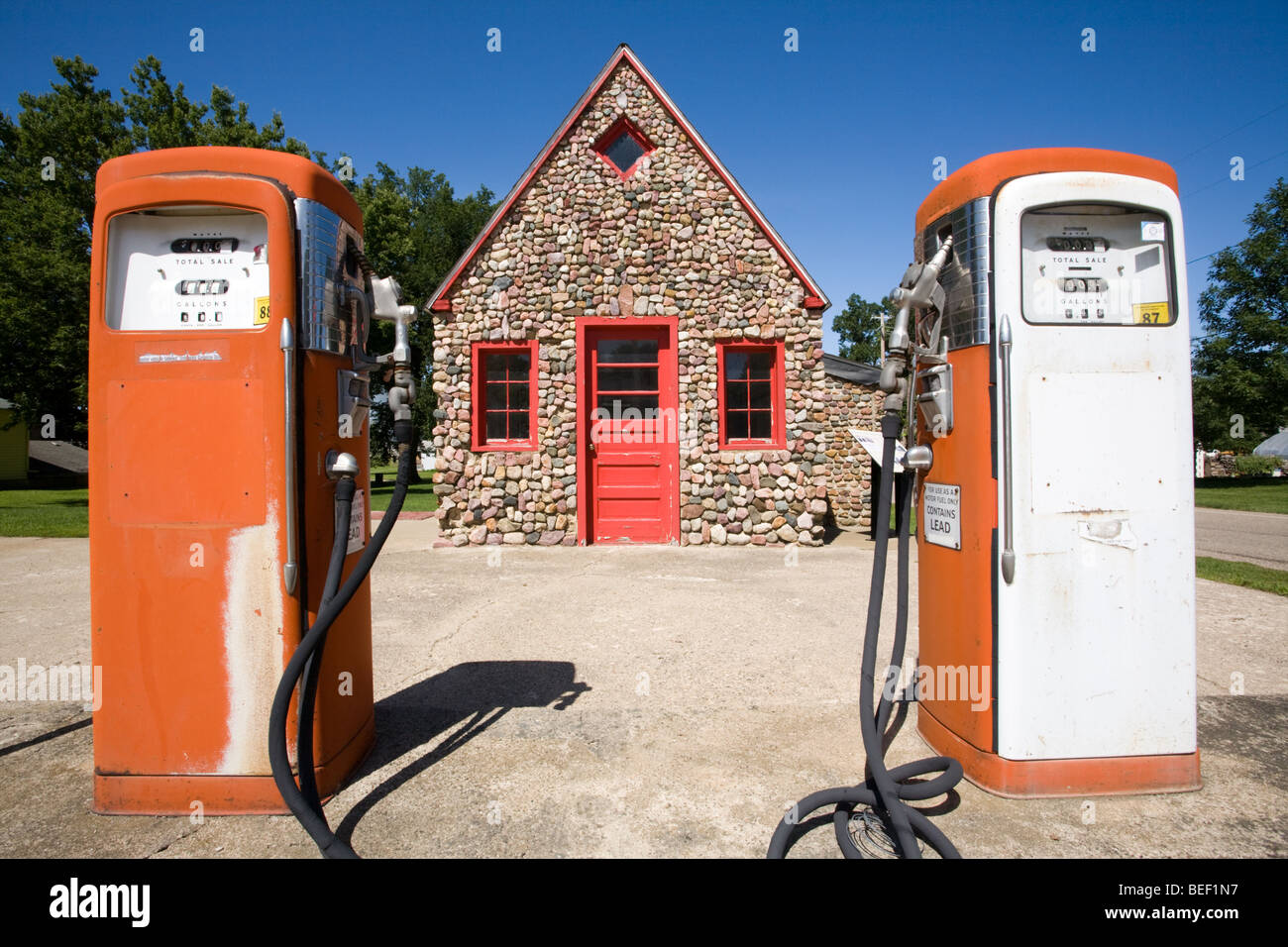 Oldtimerbus gebaut Mobil Oil Tankstelle an Hand von lokalem Stein und erhalten in Correctionville, Iowa Stockfoto