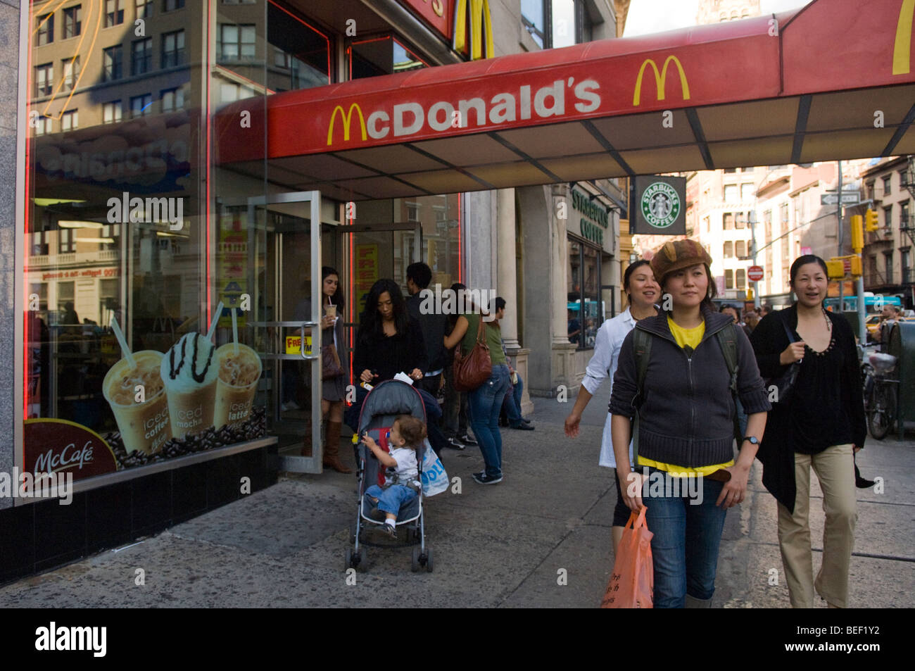 Ein Starbucks-Café und McDonald's in New York Stockfoto