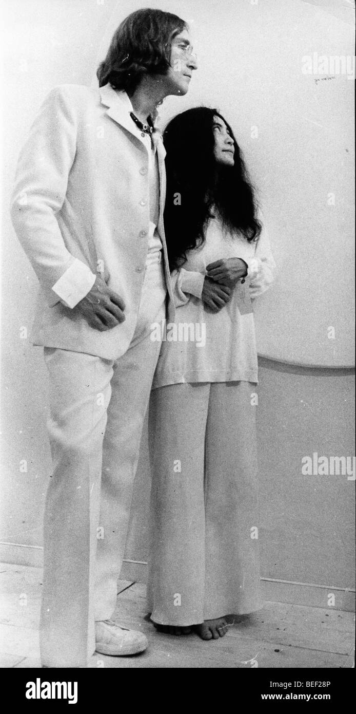 John Lennon und Yoko Ono öffnen Kunstgalerie Stockfoto