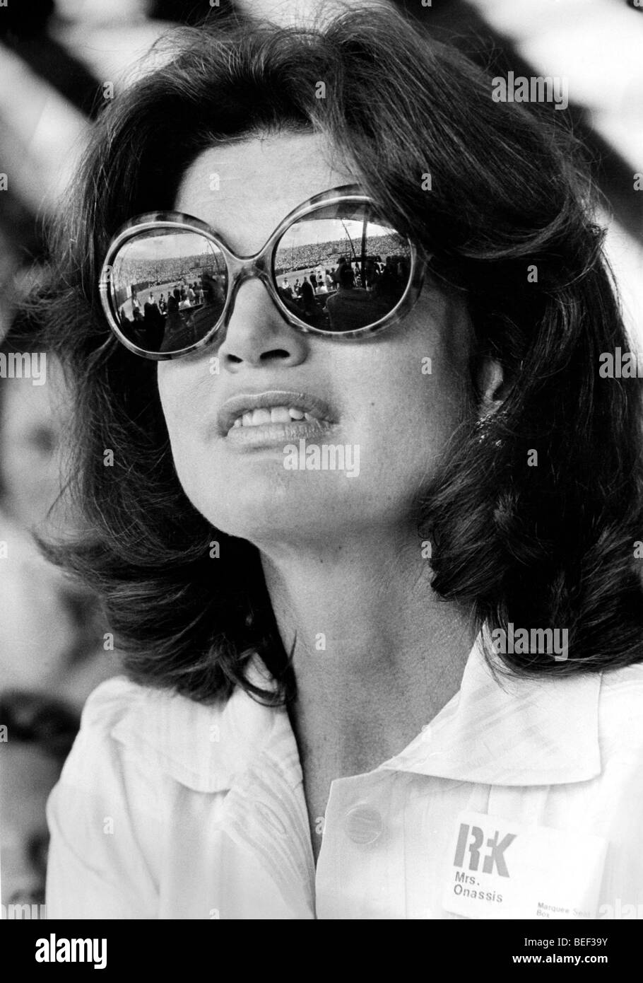 Jackie kennedy sunglasses Fotos und Bildmaterial in hoher Auflösung