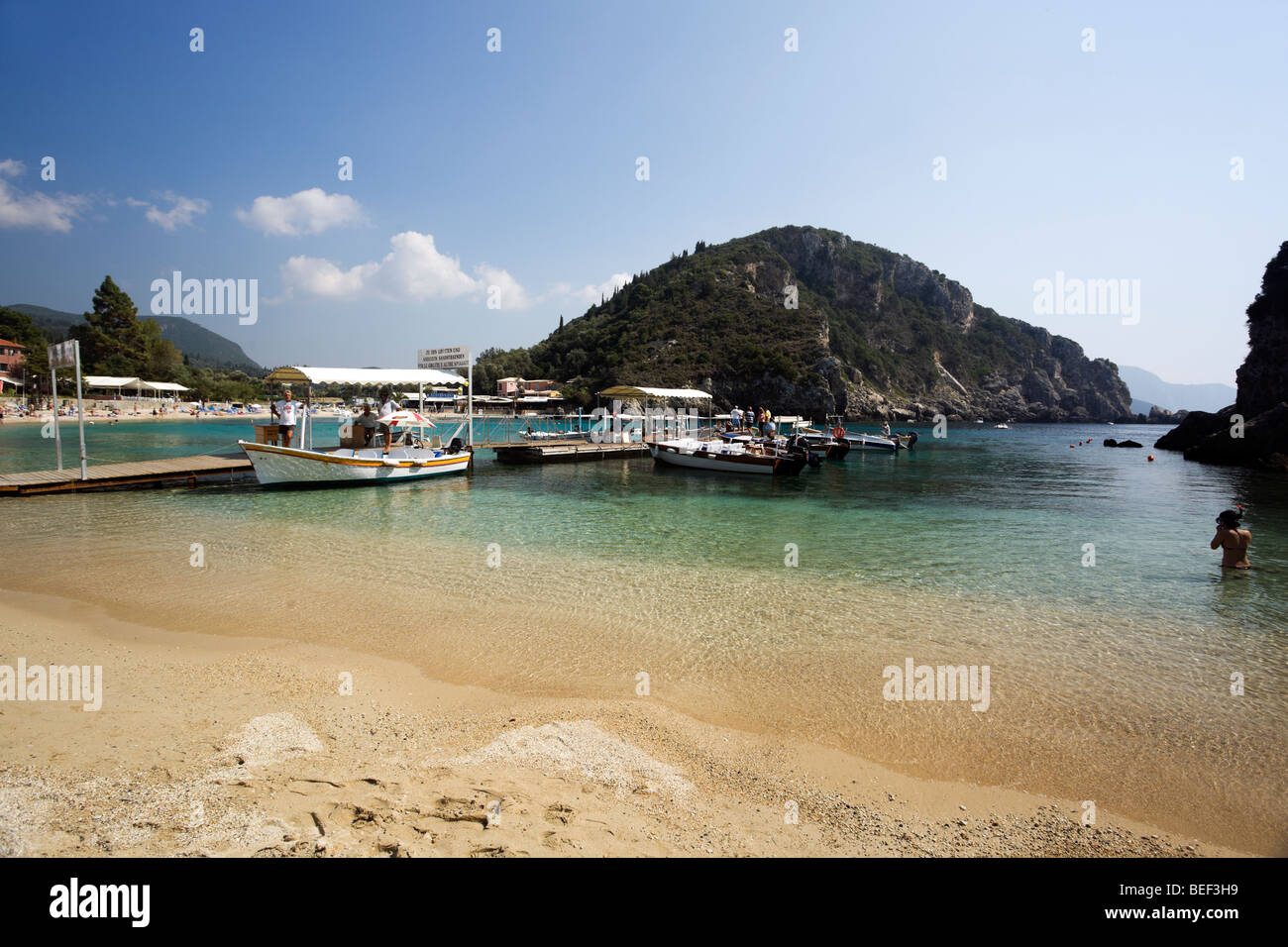 Ausflugsschiffe Abholung Touristen am Strand von Paleokastritsa, Korfu, Griechenland Stockfoto