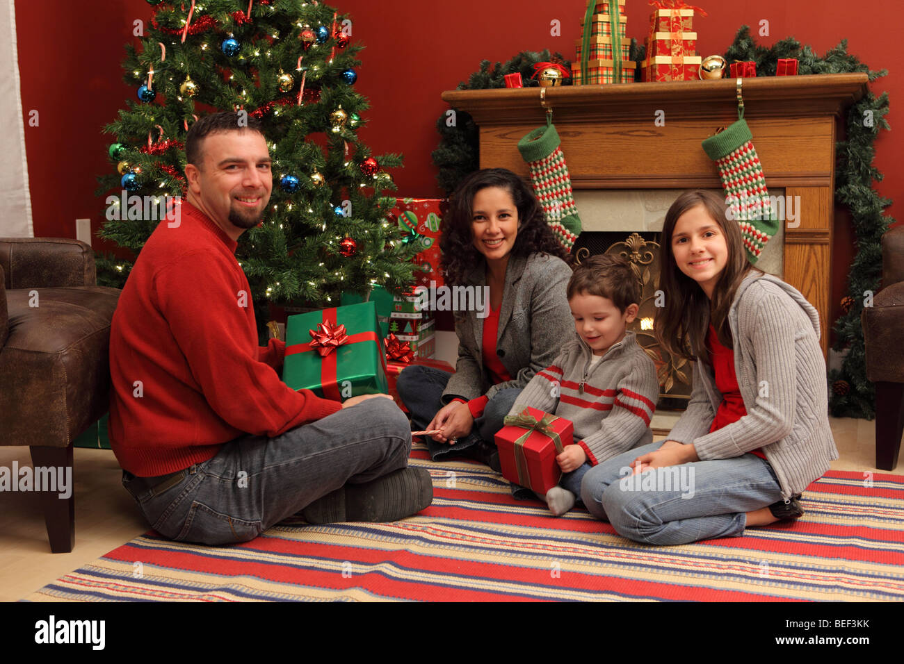 Familie mit Geschenken, Weihnachtsbaum Stockfoto