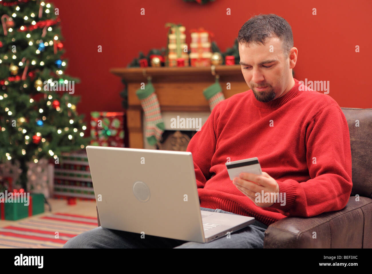 Mann für Weihnachtsgeschenke online einkaufen Stockfoto