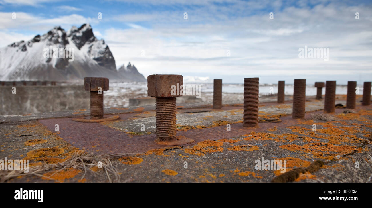 Verrostete Schrauben und Flechten, Hintergrund Mt. Eystrahorn, in der Nähe von Hornafjördur, Island Stockfoto