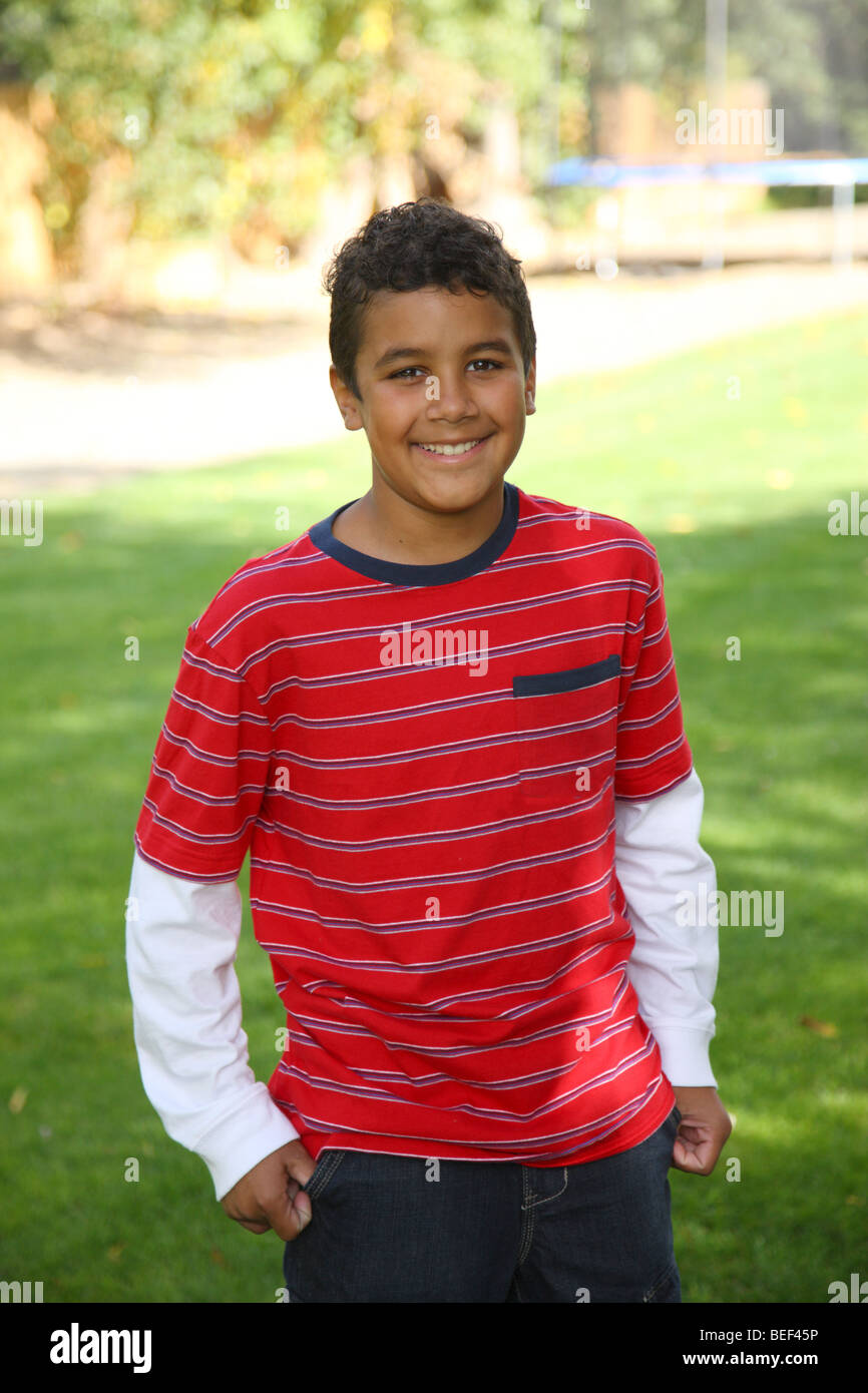 Porträt eines 11-jährigen Jungen im freien Stockfoto