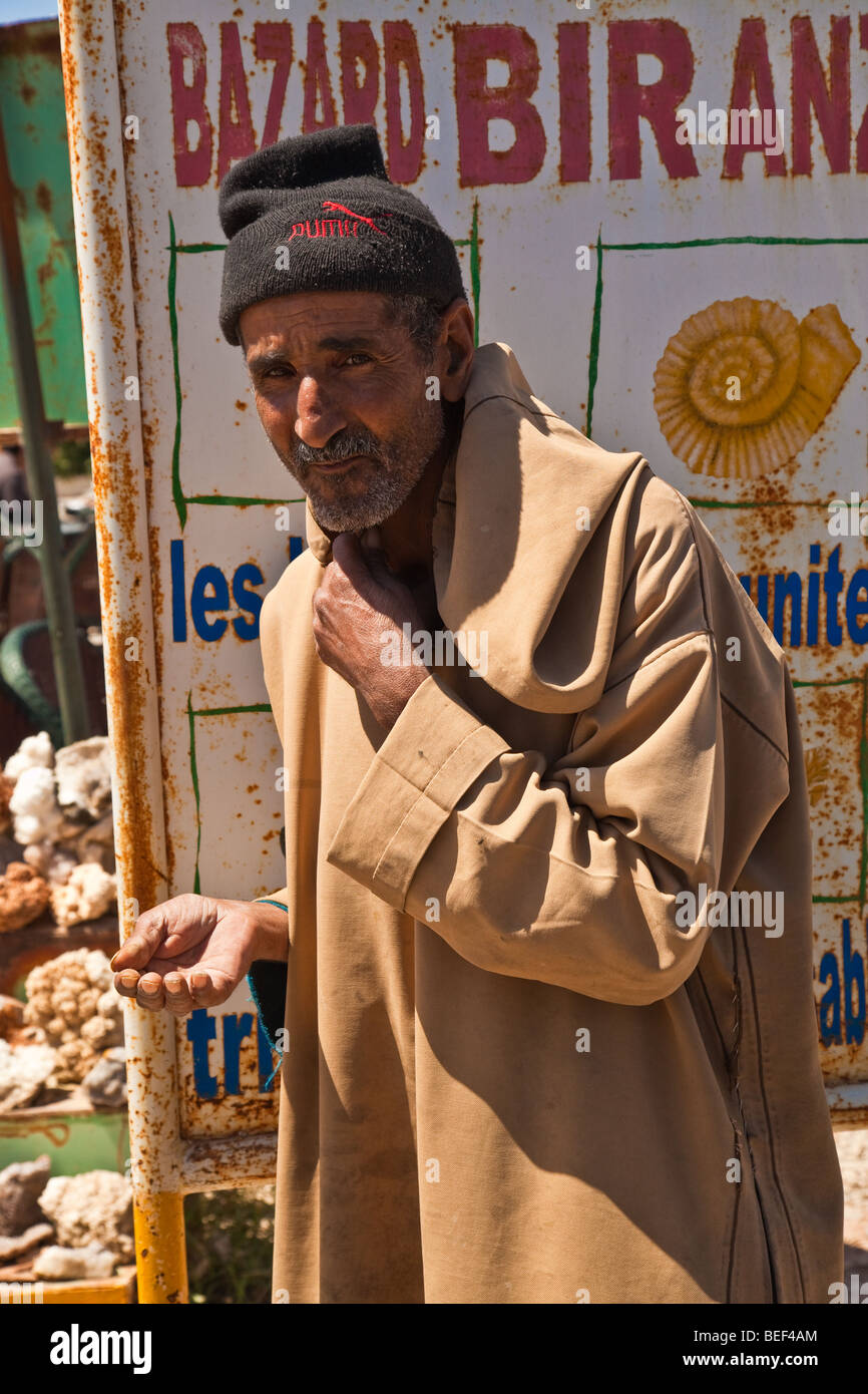 Bettelnden Mann stand an der Straße zwischen Marrakesch und Essaouira in Marokko Stockfoto