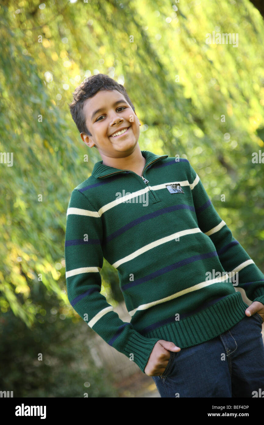 Porträt eines 11-jährigen Jungen im freien Stockfoto