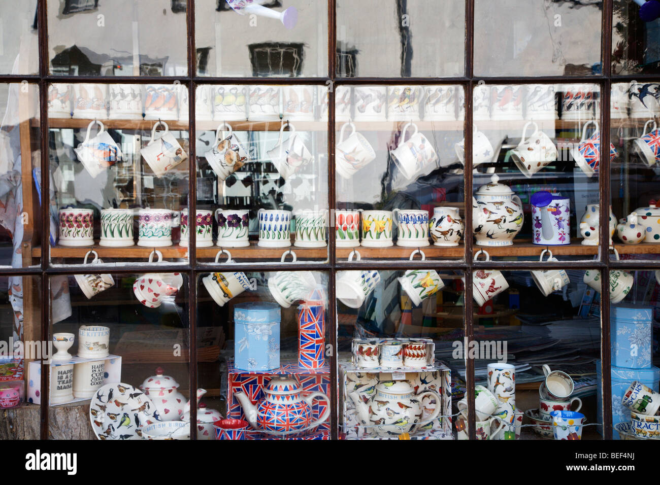 Teetassen und Kannen in einem Shop Fenster Nayland Suffolk England Stockfoto