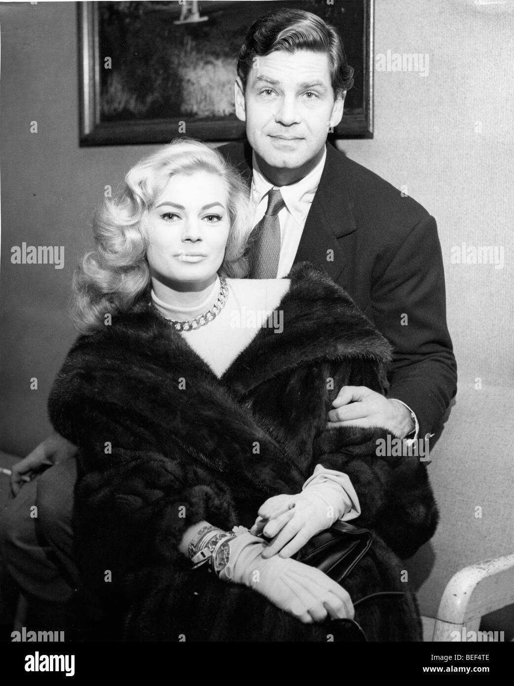 Schwedische Schauspielerin Anita Ekberg mit Ehemann Faust, britischer Schauspieler Anthony Steel. Stockfoto