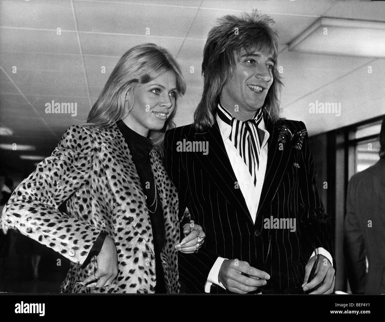 Sänger Rod Stewart reist mit Britt Ekland Stockfoto
