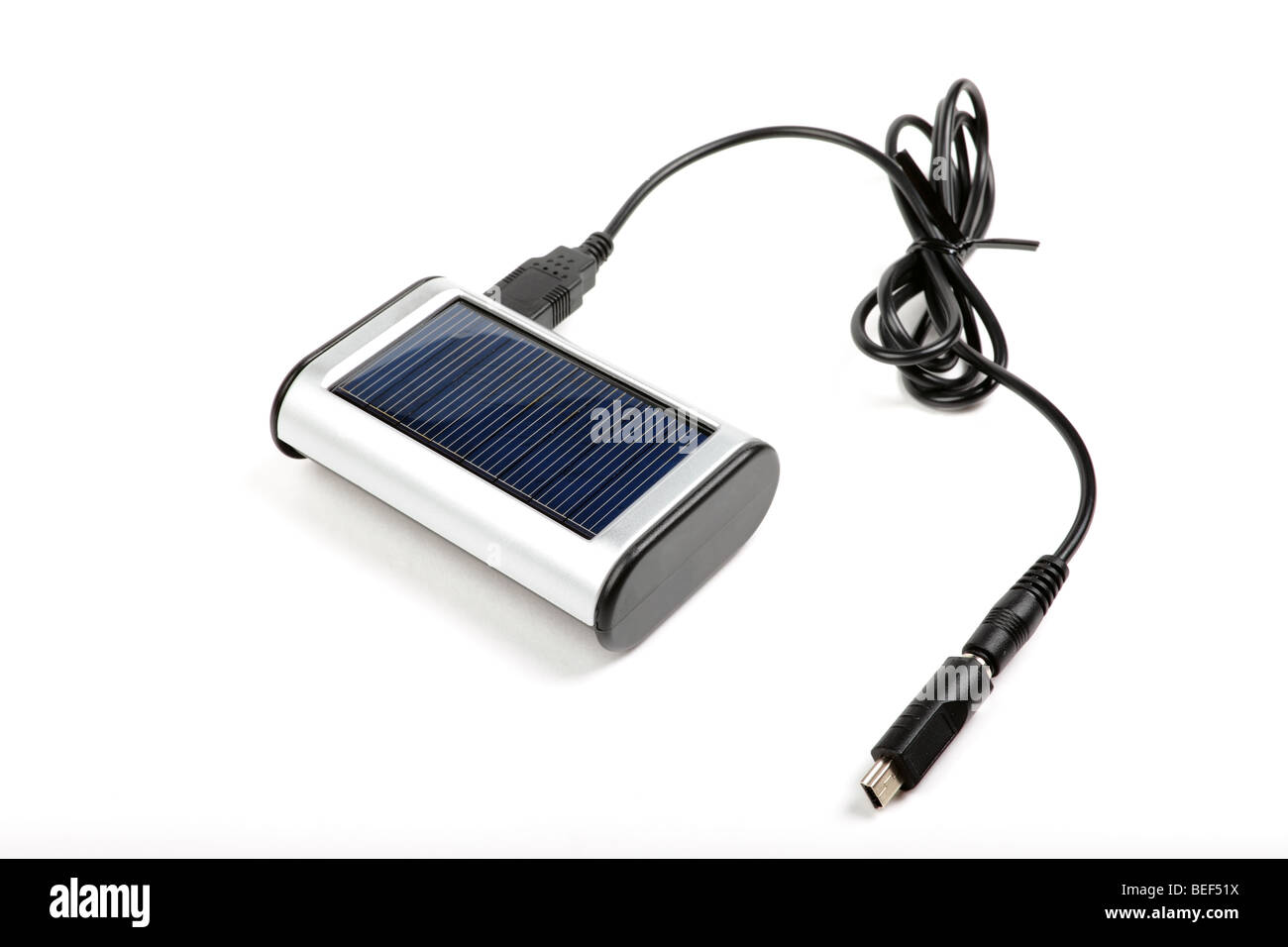 Solar-Ladegerät für Mobiltelefone, die isoliert auf weißem Hintergrund. Stockfoto