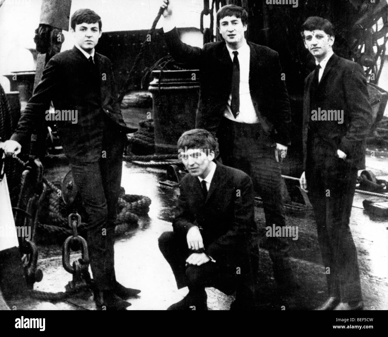 Die Beatles auf dem Deck eines Schiffes in der Mitte der 1960 (L-R), PAUL MCCARTNEY, JOHN LENNON, GEORGE HARRISON und RINGO STARR. Stockfoto