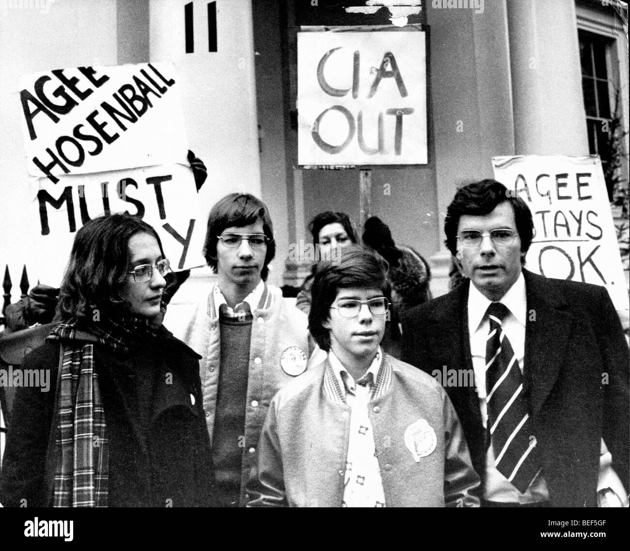 CIA-Informant PHILIP AGEE, rechts, während ein 1977 London protestieren gegen seine Haltung. Stockfoto