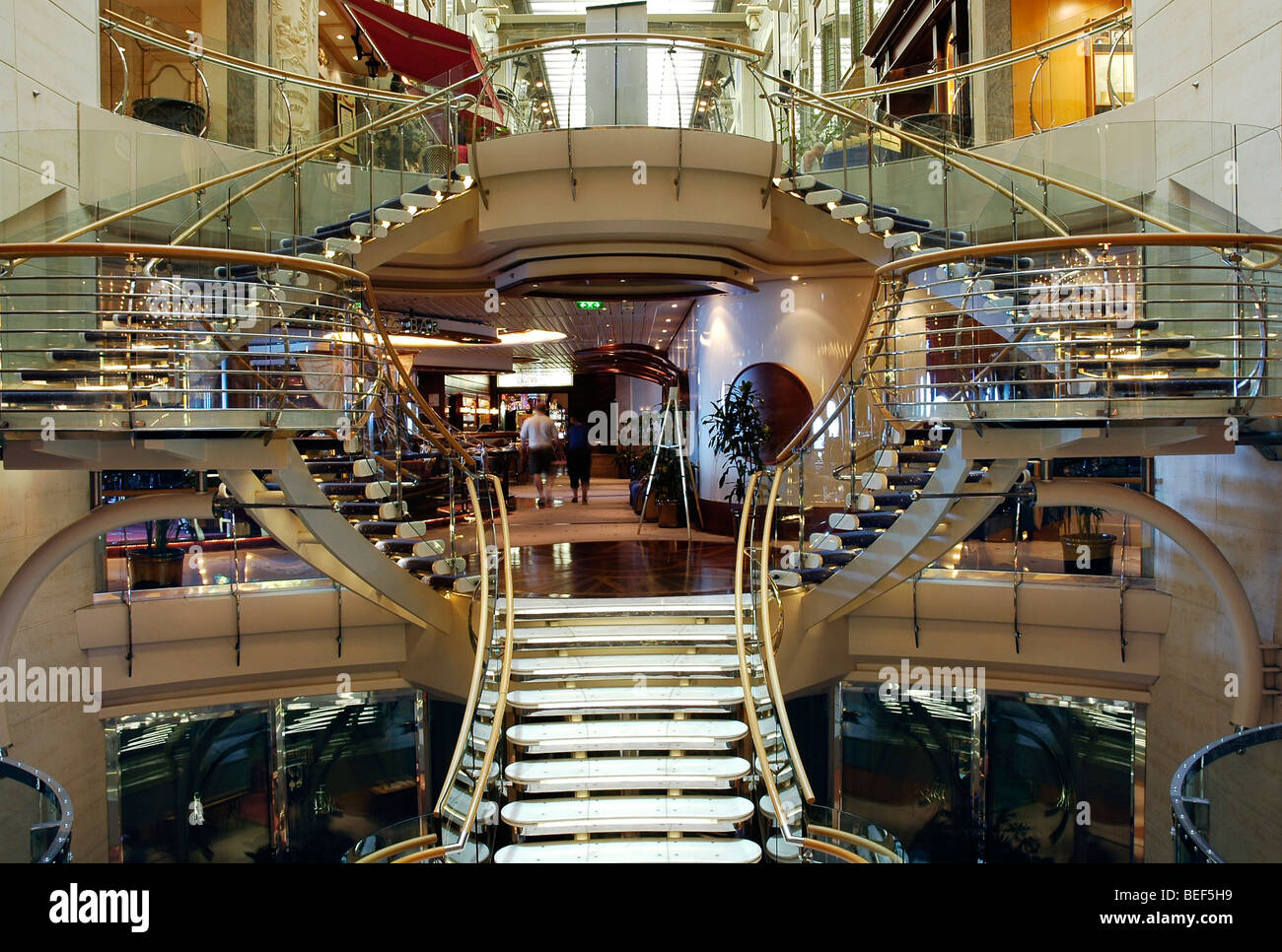 wichtigsten Treppe auf die Explorer of the Seas Kreuzfahrt Schiff Stockfoto