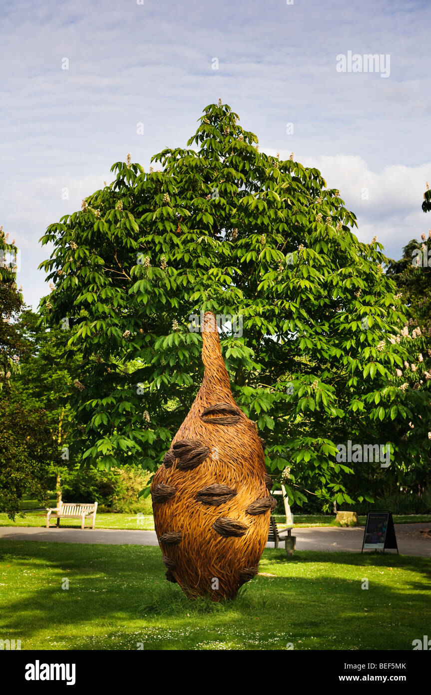 Blick auf eine Skulptur "Banksia" von Tom Hare in Kew Gardens. Stockfoto