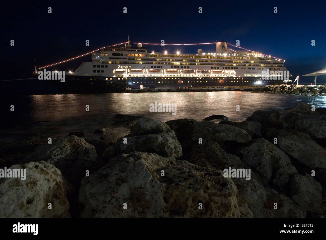 Zaandam Kreuzfahrtschiff nachts, Aruba, Karibik Stockfoto